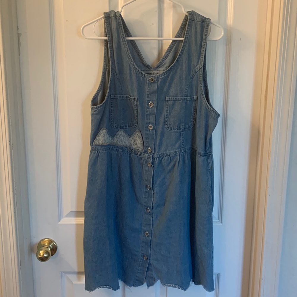 Embroidered denim dress. Size M